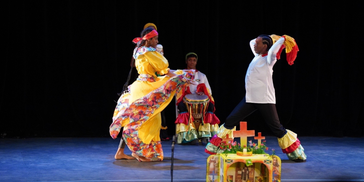  imagen Fotos de estudiantes en el escenario 