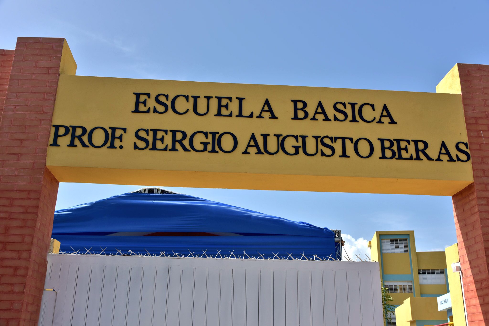  imagen Presidente Medina, Ministro Navarro junto a otras autoridades Educativas cortan cinta durante acto de inauguraci&oacute;n. 