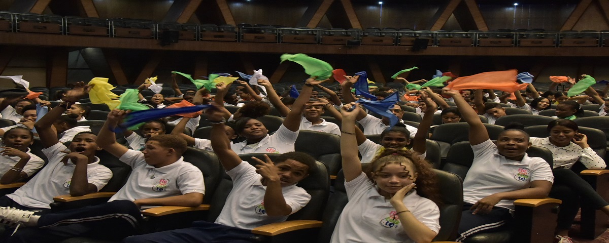  imagen Estudiantes durante foro estudiantil 