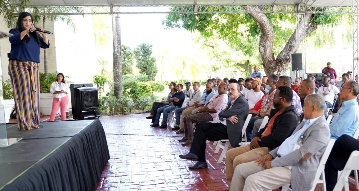  imagen Conferencista Rosaima Orozco&nbsp; impartiendo la charla&nbsp;
"Los Padres Tambi&eacute;n Dan Vida". 