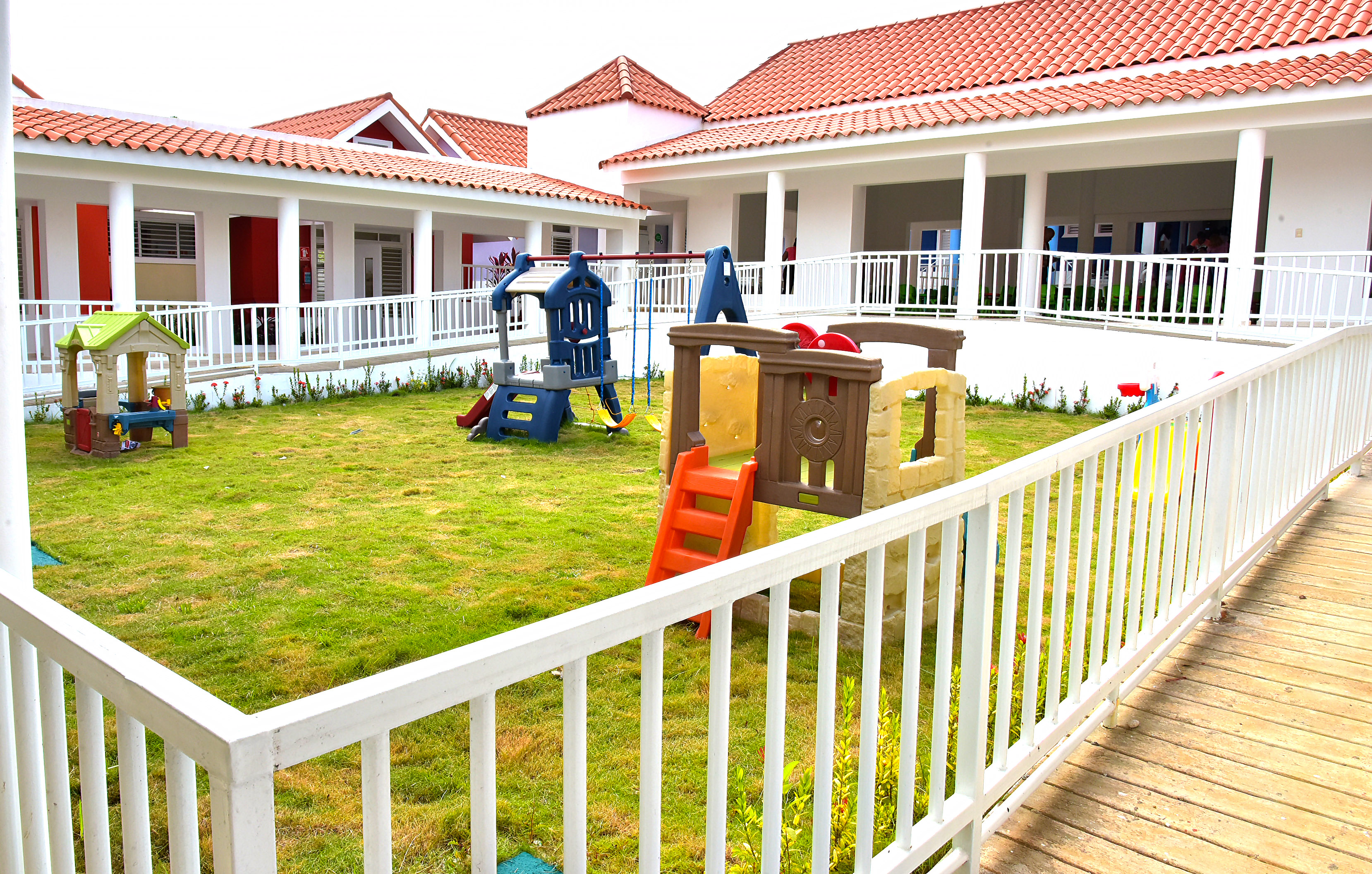  imagen Ministro Antonio Pe&ntilde;a Mirabal junto a directora de&nbsp;INAIPI y dem&aacute;s personalidades en acto de&nbsp;apertura de un Centro de Atenci&oacute;n Integral a la Primera Infancia (CAIPI). 