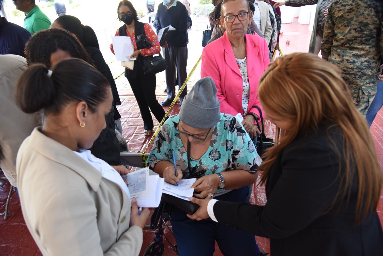 imagen Directora de Recursos Humanos habla a la prensa.
&nbsp; 