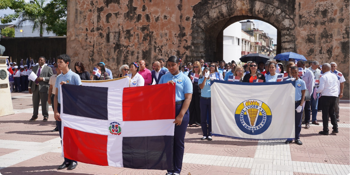  imagen &nbsp;natalicio del patricio Ram&oacute;n Mat&iacute;as Mella con el izamiento de la bandera en la explanada de la instituci&oacute;n 