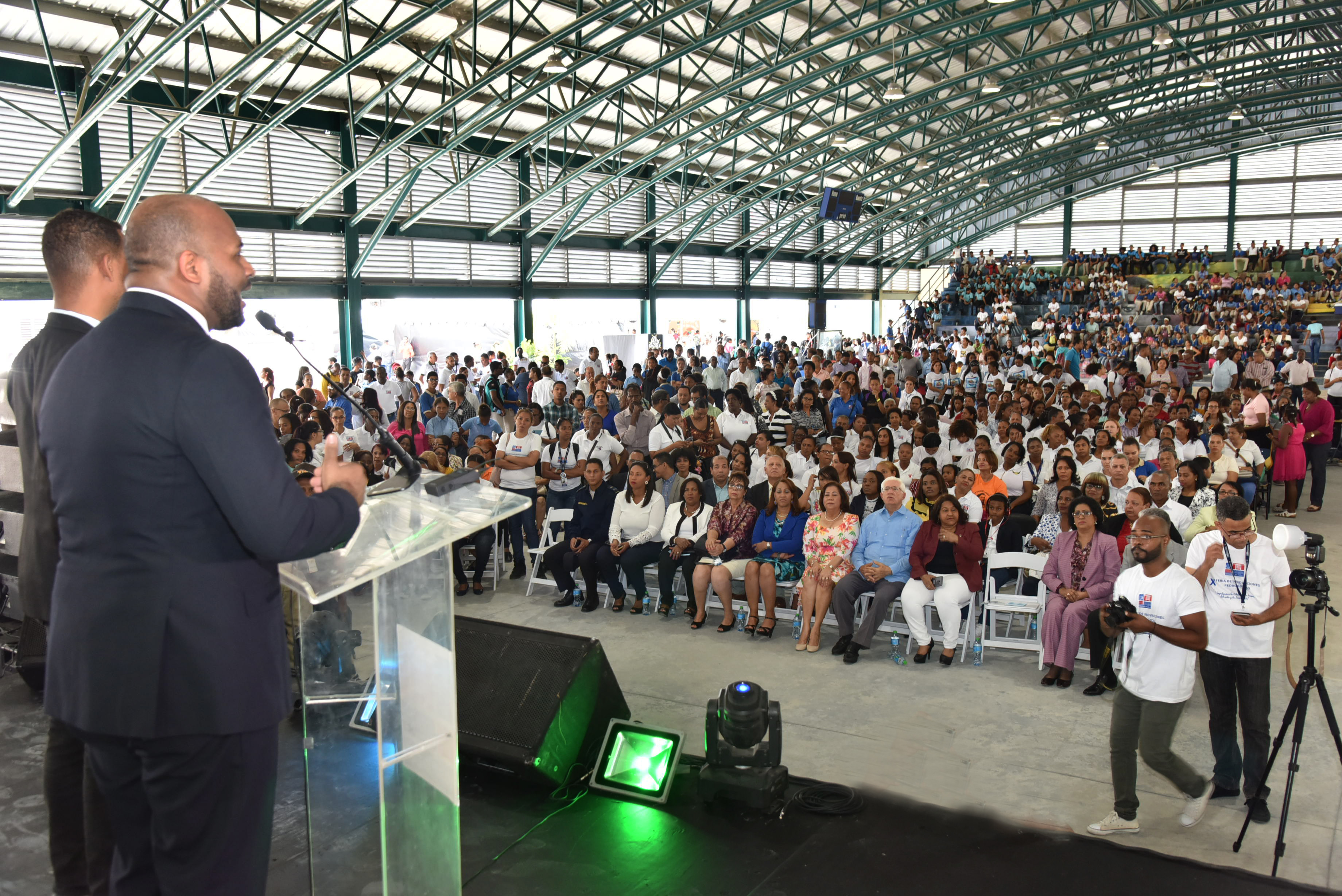  imagen Grupo de estudiantes porristas durante una de sus presentaciones. 