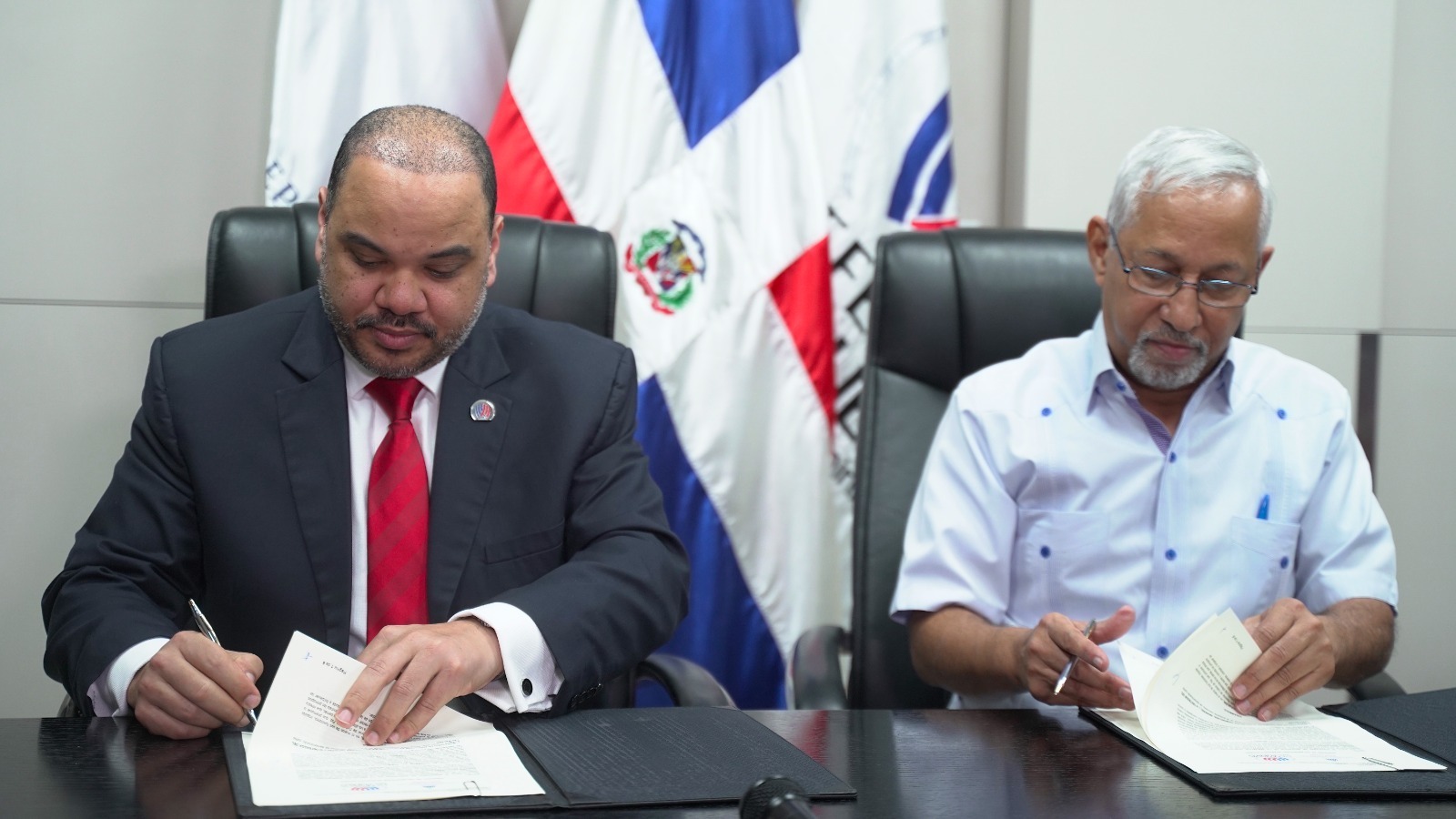  imagen &nbsp;Ministro de Educaci&oacute;n, &Aacute;ngel Hern&aacute;ndez, y el Defensor del Pueblo, Pablo Ulloa, junto a otras autoridades gubernamentales. 