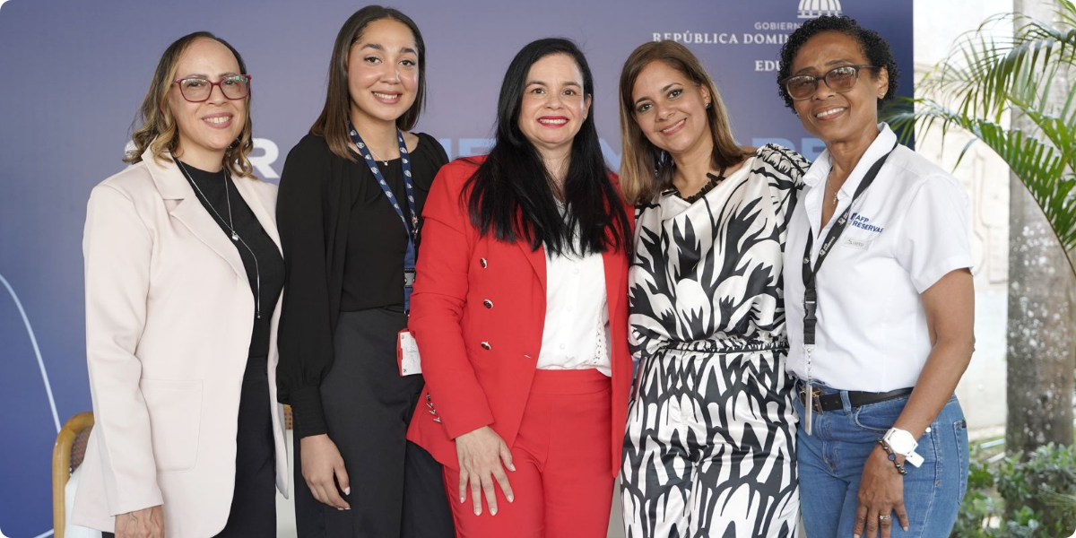  imagen Colaboradoras del minerd durante el encuentro&nbsp; 