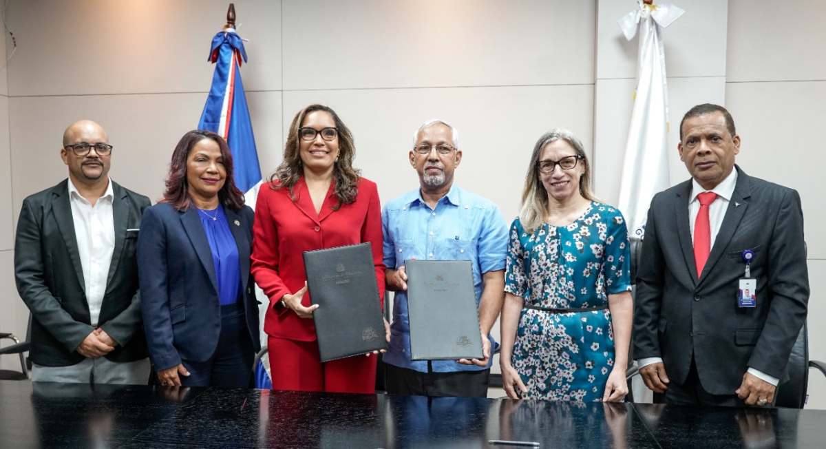  imagen Ministro de Educaci&oacute;n, &Aacute;ngel Hern&aacute;ndez reunido con Francina Hungr&iacute;a, presidente de la Fundaci&oacute;n Francina Hungr&iacute;a y Ancell Schker, viceministra de los Servicios T&eacute;cnicos y Pedag&oacute;gicos del MINERD. 