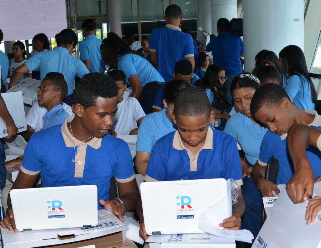  imagen Estudiantes con los equipos entregados 