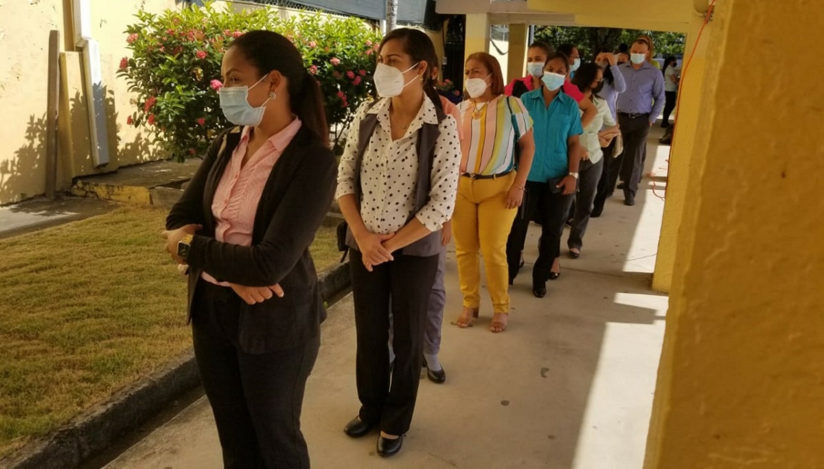  imagen Profesionales de la Educaci&oacute;n participando en el concurso 