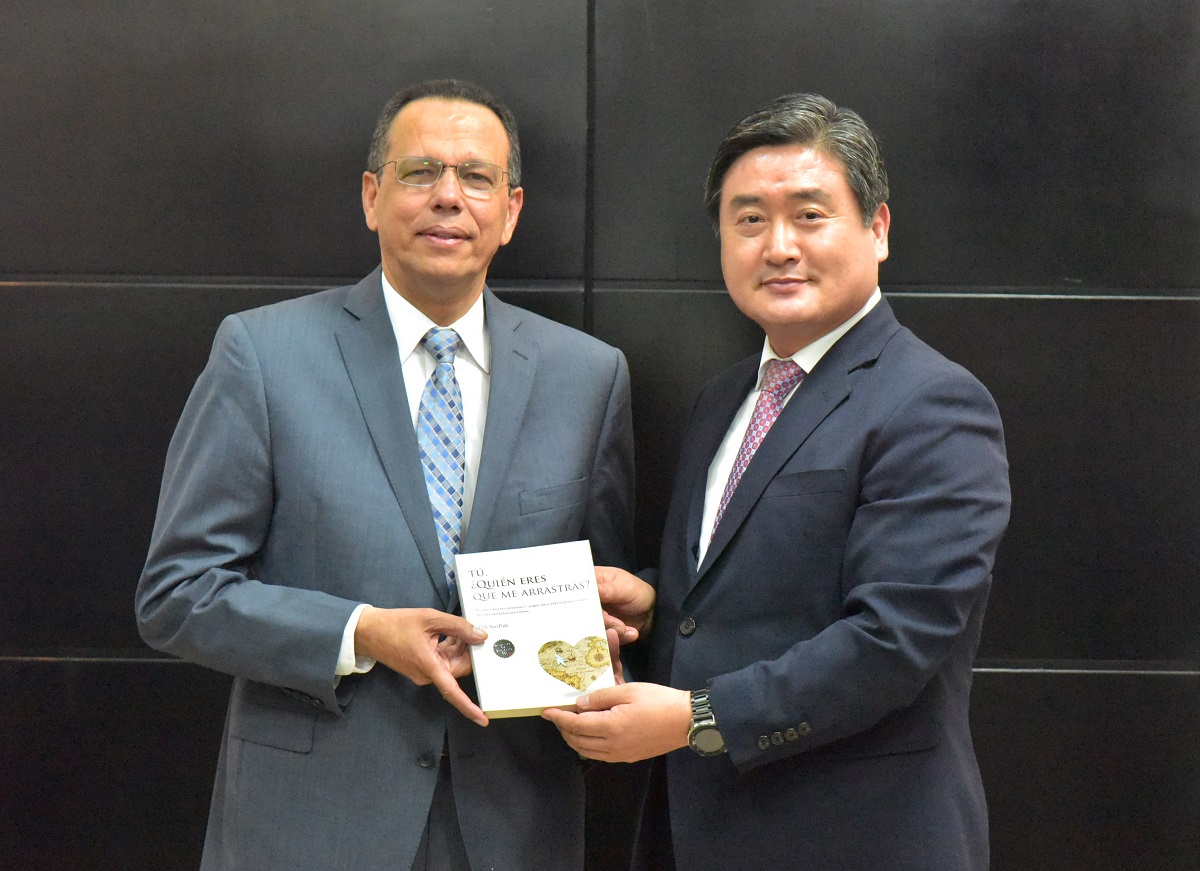  imagen Acompa&ntilde;aron a Sung Kim los se&ntilde;ores Choi Yumbo, director Regional de IYF en Corea; Choon Kwon Kim, presidente del IYF para Rep&uacute;blica Dominicana; Ram I Lee, directora del Colegio de M&uacute;sica Gracia; Naycon Kim, Lea A. Kim y Sulki Hong, profesores de m&uacute;sica y Rdhames Espinal, colaborador.
&nbsp; 