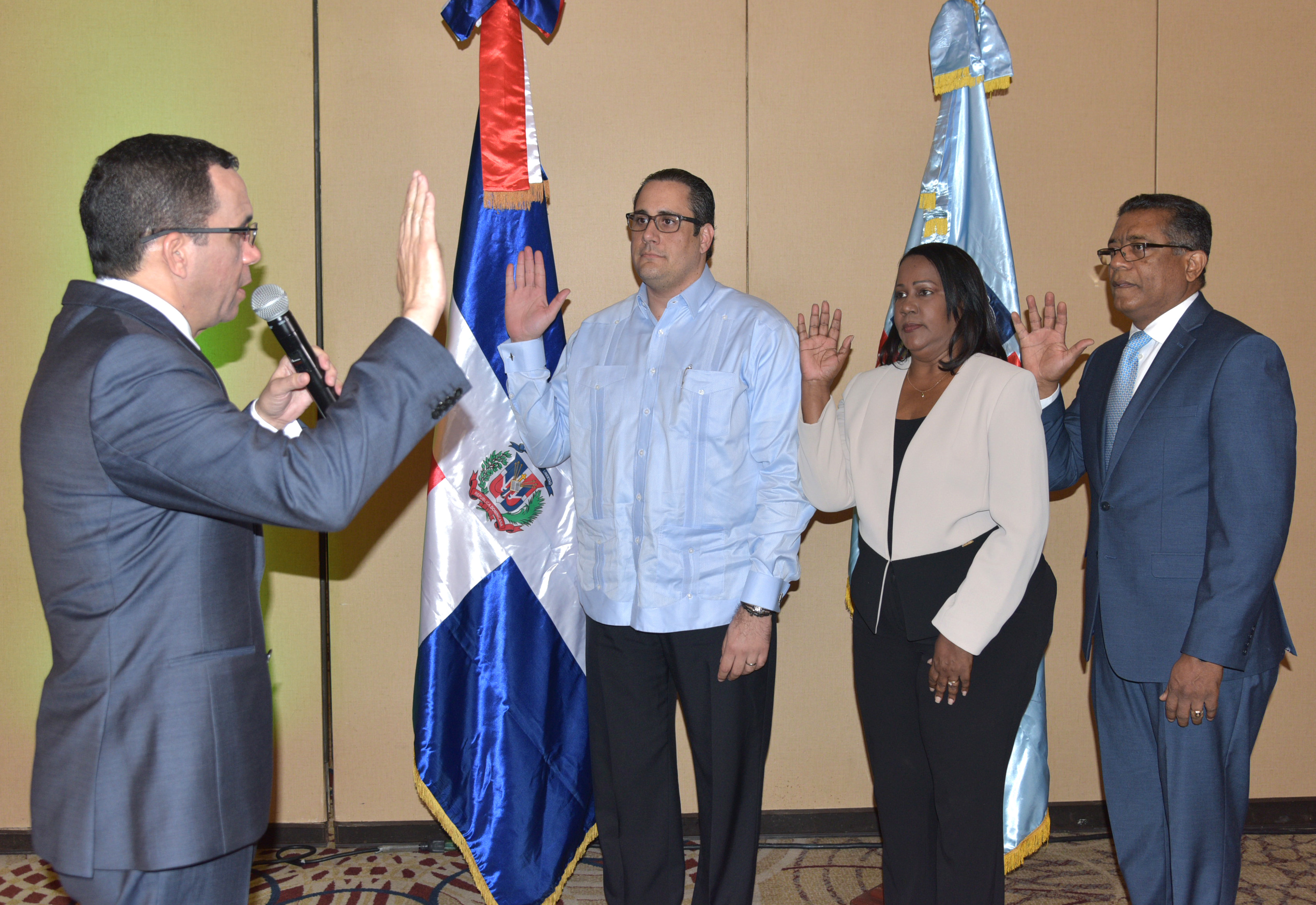  imagen Ministro Andr&eacute;s Navarro sentado junto al Consejo Nacional de Educaci&oacute;n presentando resultados de la Evaluaci&oacute;n Docente&nbsp; 
