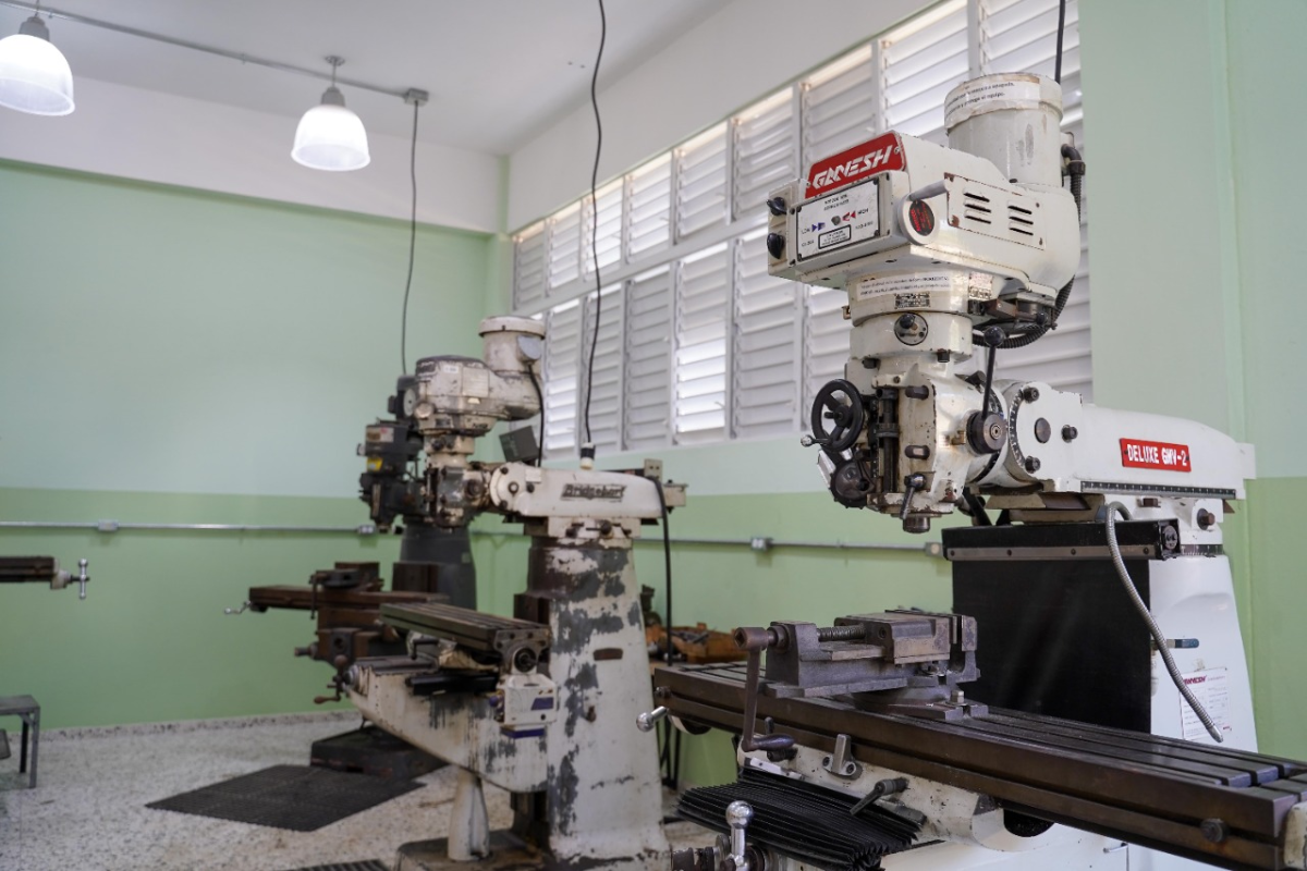  imagen Presidente y ministros de Educaci&oacute;n y Obras P&uacute;blicas entregan seis talleres t&eacute;cnicos en el Instituto Polit&eacute;cnico Industrial Don Bosco Salesiano, en Santiago. 