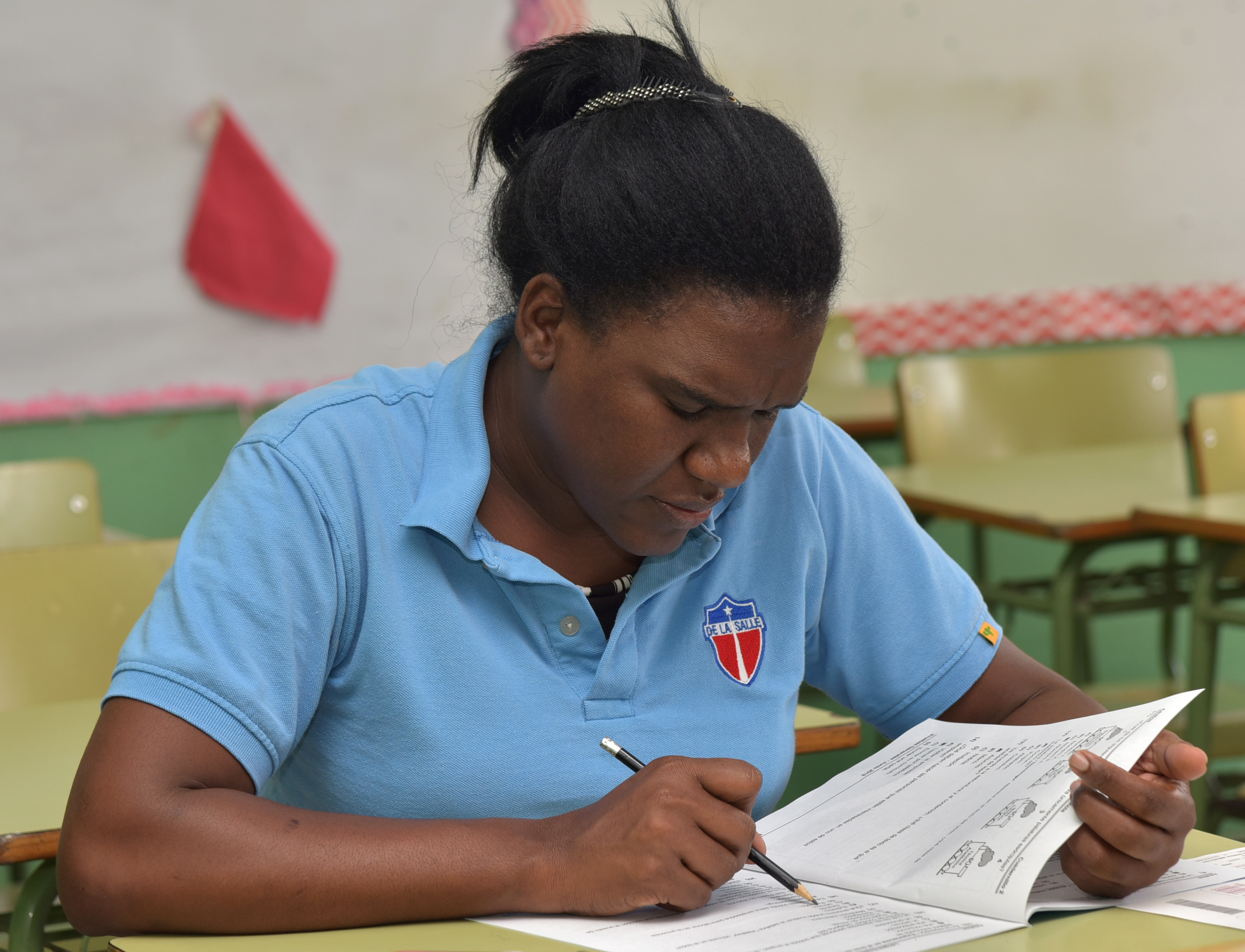  imagen Estudiante de modalidad adulta durante evaluaci&oacute;n. 