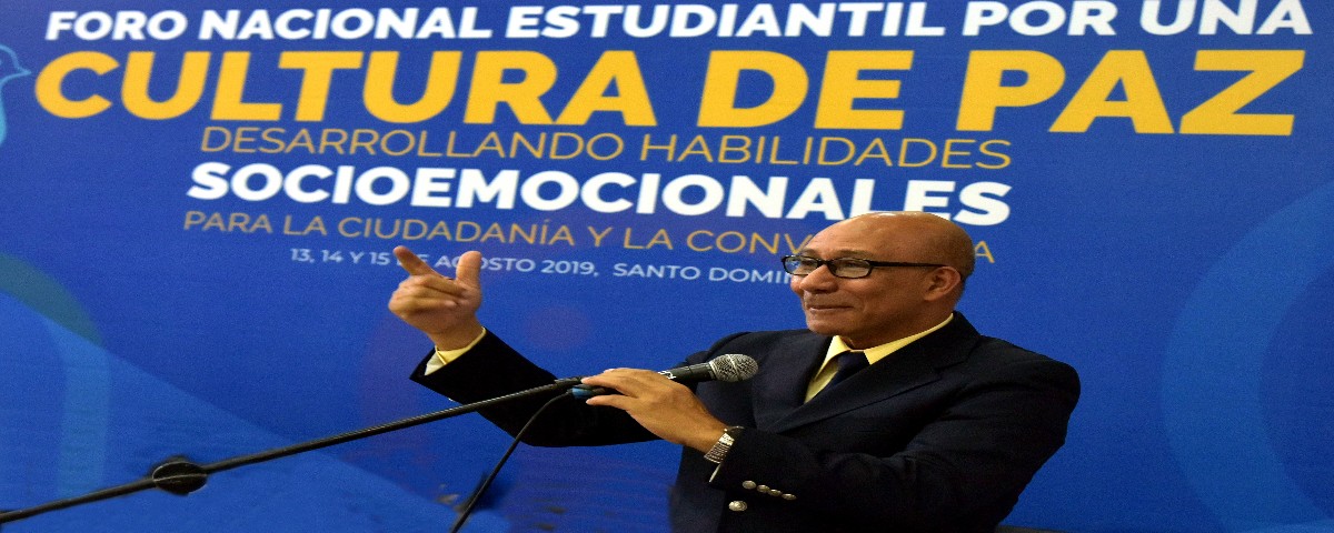  imagen Estudiantes posan durante la actividad Cultura de Paz 