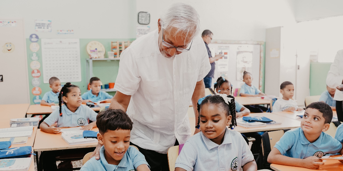  imagen Ministro de Educaci&oacute;n, &Aacute;ngel Hern&aacute;ndez, junto a estudiantes&nbsp; 