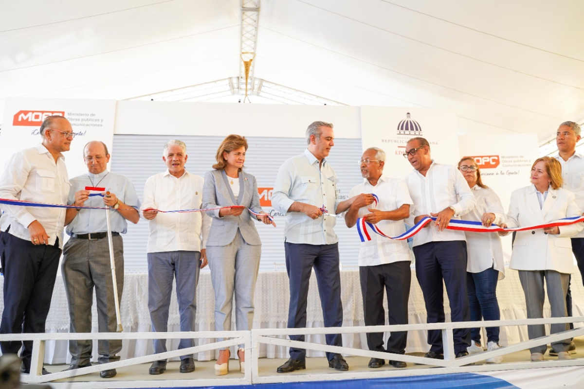 imagen Presidente y ministros de Educaci&oacute;n y Obras P&uacute;blicas entregan seis talleres t&eacute;cnicos en el Instituto Polit&eacute;cnico Industrial Don Bosco Salesiano, en Santiago. 