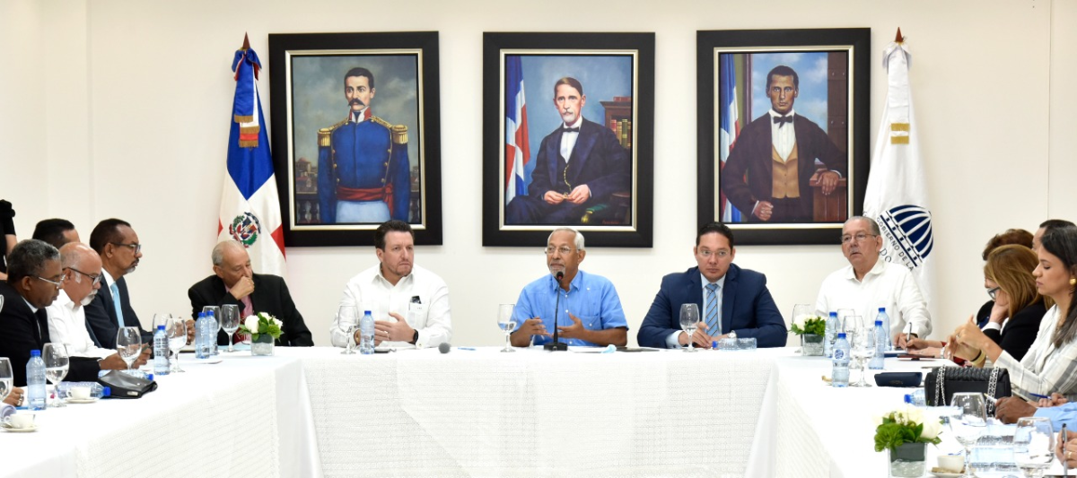  imagen Ministro de Educaci&oacute;n,&nbsp; &Aacute;ngel Hern&aacute;ndez&nbsp; reunido con representantes de la Asociaci&oacute;n Dominicana de Universidades&nbsp; (ADOU) y Asociaci&oacute;n Dominicana de Rectores de Universidades (ADRU). 