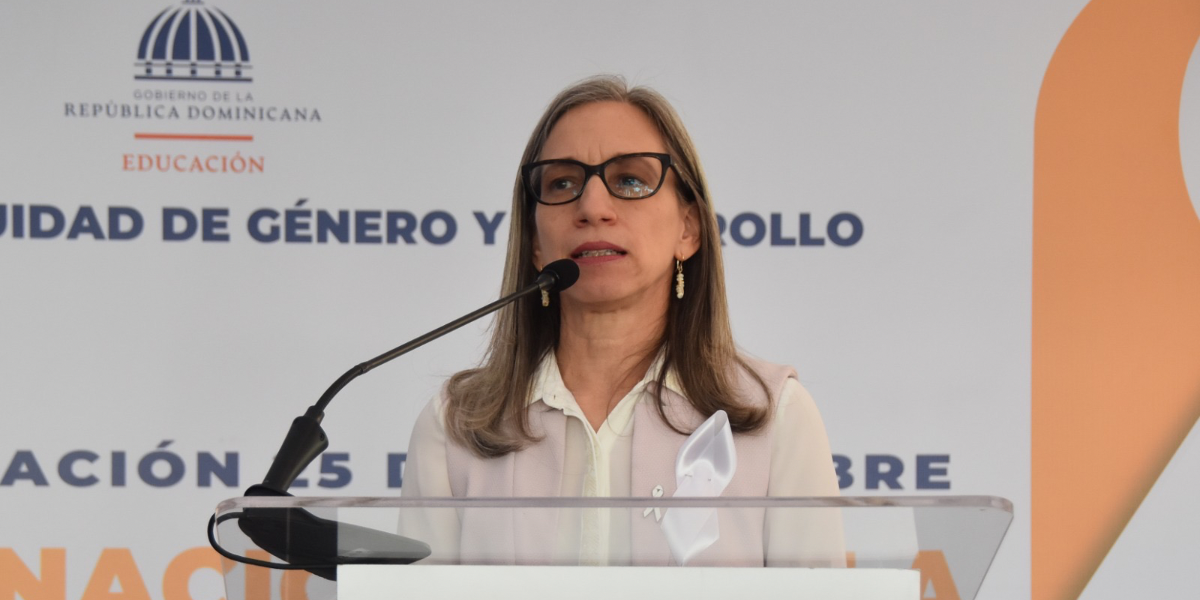  imagen viceministra de Educaci&oacute;n, Ancell Scheker en la explanada del Minerd 