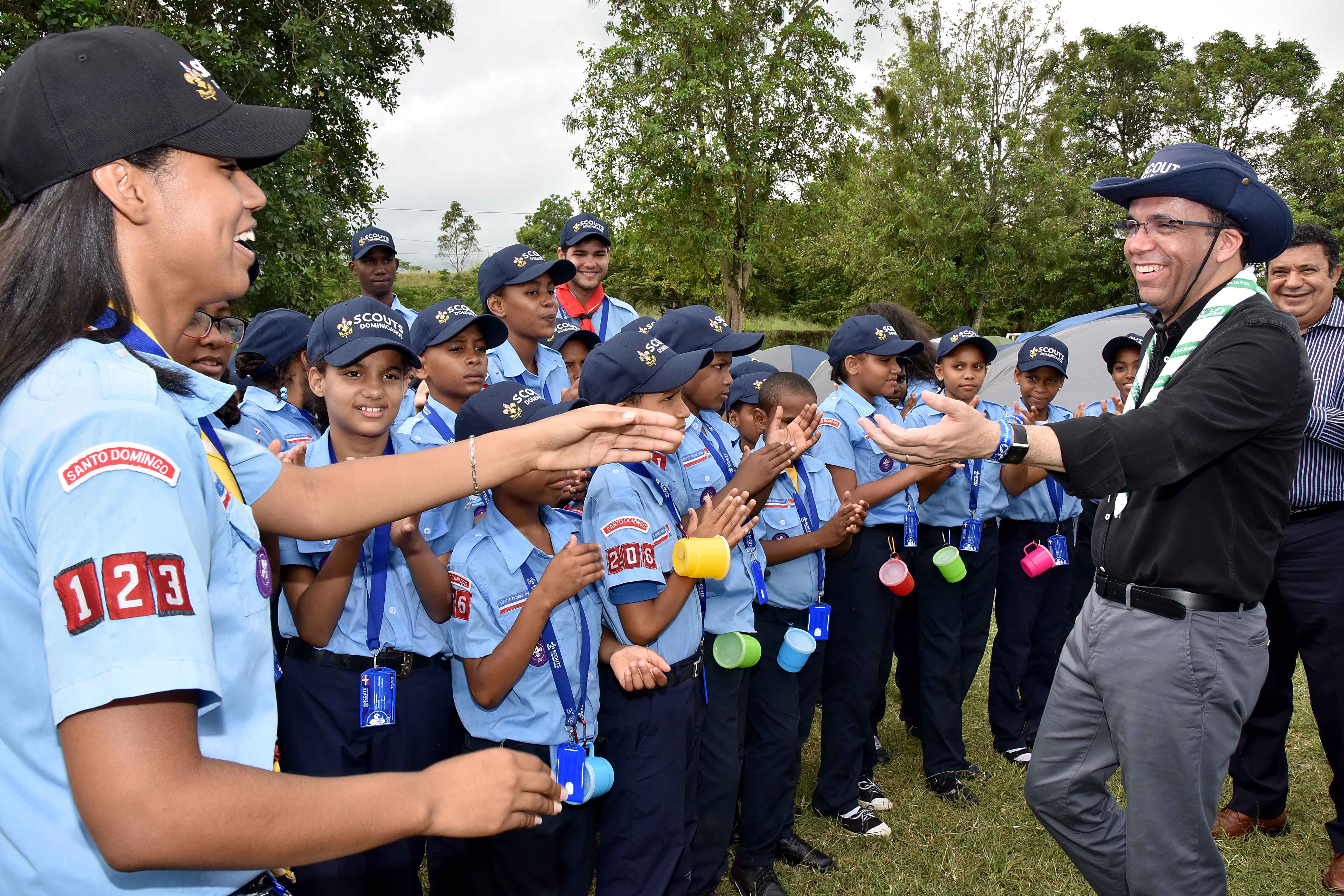  imagen Ministro Andr&eacute;s Navarro de pie estrechando saludos a joven l&iacute;der del movimiento Scouts&nbsp; 