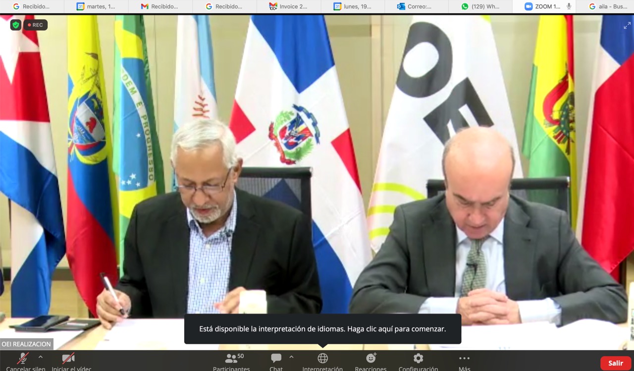  imagen Ministro de Educaci&oacute;n sentado durante clausura. 