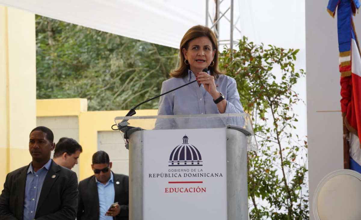  imagen vicepresidenta de la Rep&uacute;blica, Raquel Pe&ntilde;a, y el ministro de Educaci&oacute;n, &Aacute;ngel Hern&aacute;ndez, junto a otras autoridades durante corte de cinta. 
