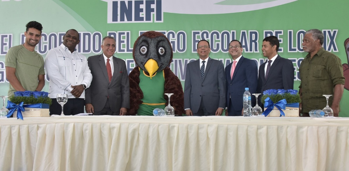  imagen Ministro Pe&ntilde;a Mirabal con la antorcha de los juegos 