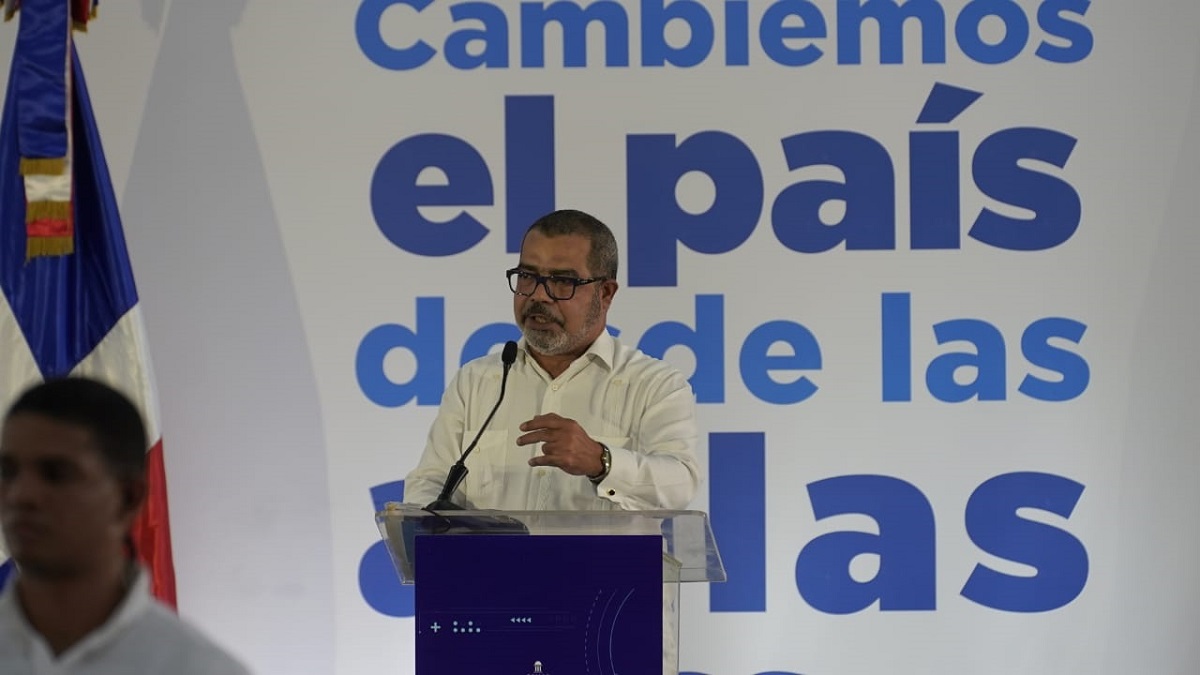  imagen Presidente Luis Abinader en inauguraci&oacute;n de centro educativo junto a dem&aacute;s entidades que le acompa&ntilde;an. 