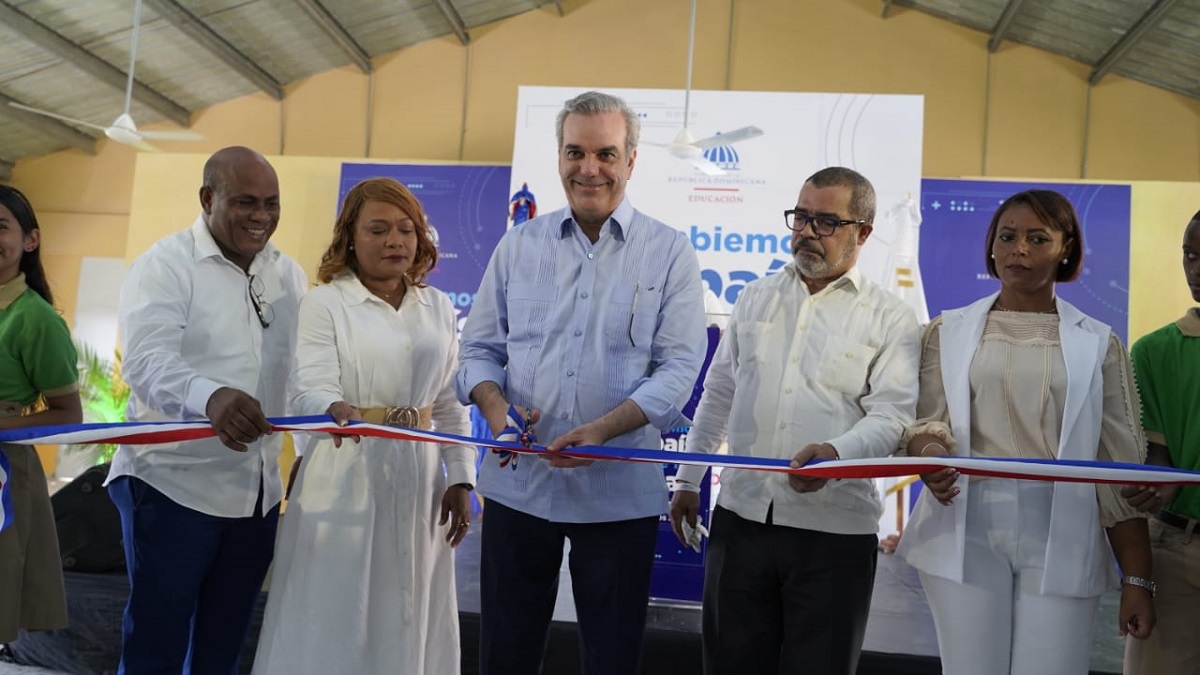  imagen Presidente Luis Abinader en inauguraci&oacute;n de centro educativo junto a dem&aacute;s entidades que le acompa&ntilde;an. 