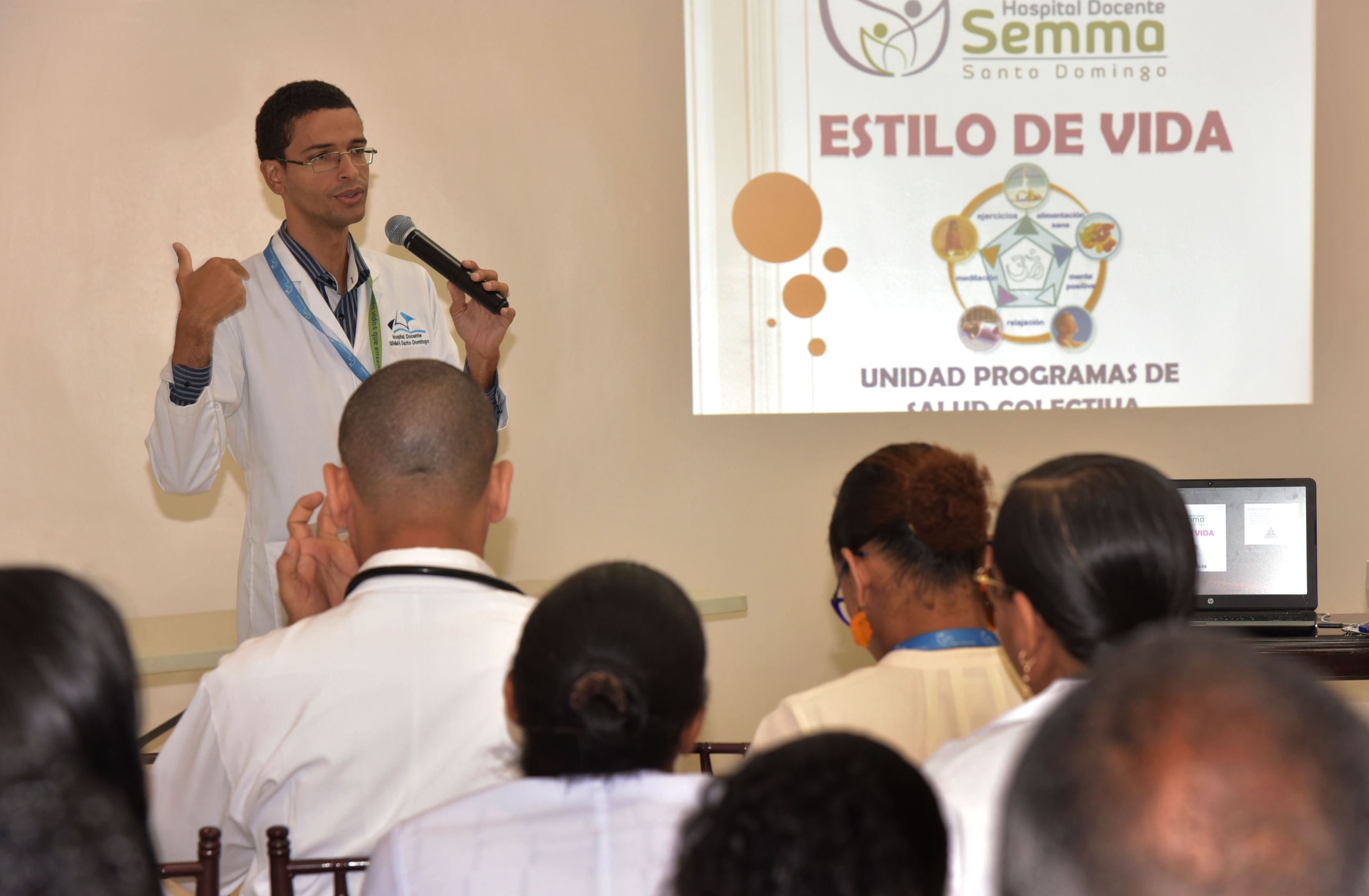  imagen Representaci&oacute;n de los empleados del Minerd que asistieron a la charla. 