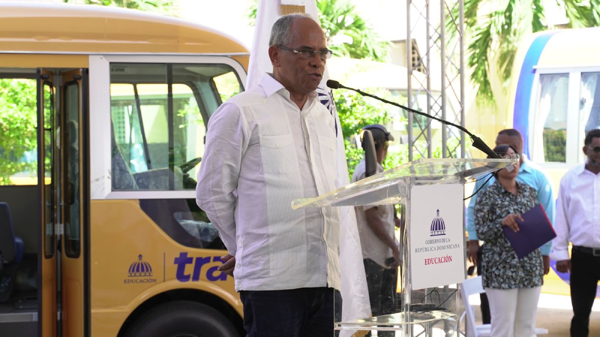  imagen Ministro de Educaci&oacute;n, &Aacute;ngel Hern&aacute;ndez encabeza acto del Sistema Nacional de Transporte Estudiantil ( TRAE) en el Gran Santo Domingo.&nbsp; 