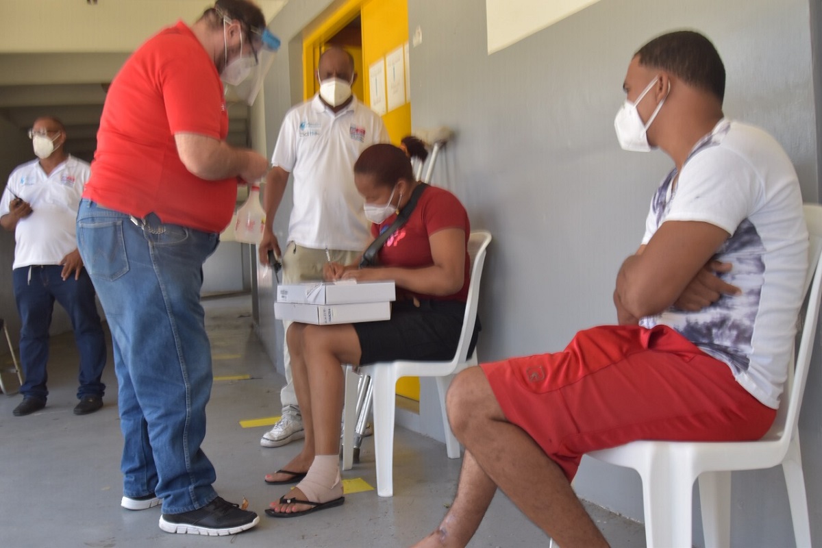  imagen MINERD brinda asistencia durante&nbsp; entrega de computadoras a familias en condiciones especiales de estudiantes beneficiados 