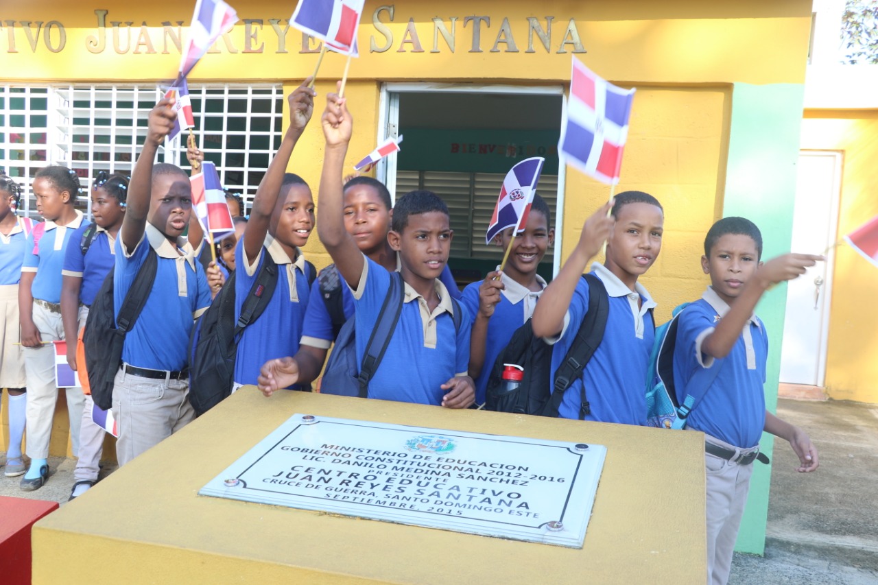  imagen Estudiantes con sus banderas 