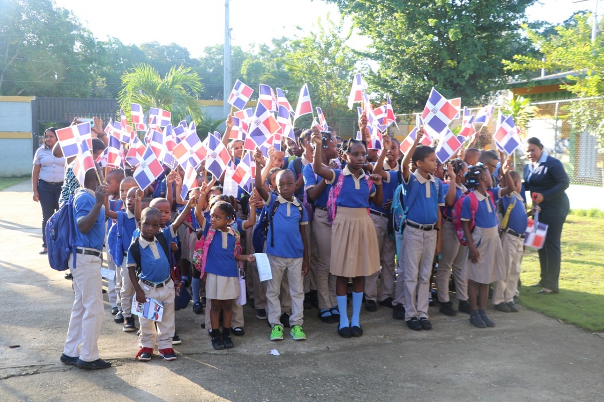  imagen Estudiantes con sus banderas 