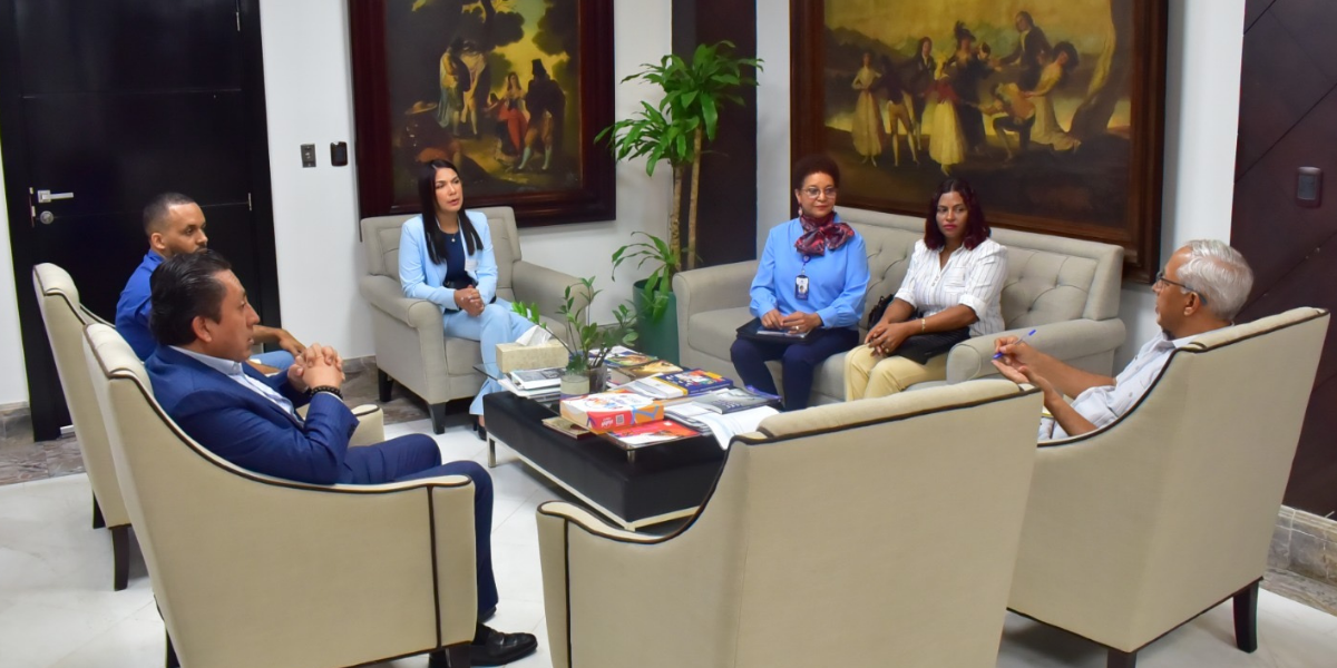  imagen ministro de Educaci&oacute;n, &Aacute;ngel Hern&aacute;ndez, 