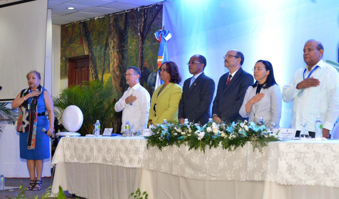  imagen Miembros de la mesa directiva, en sus intervensiones durante el acto. 
