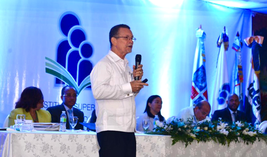  imagen Miembros de la mesa directiva, en sus intervensiones durante el acto. 