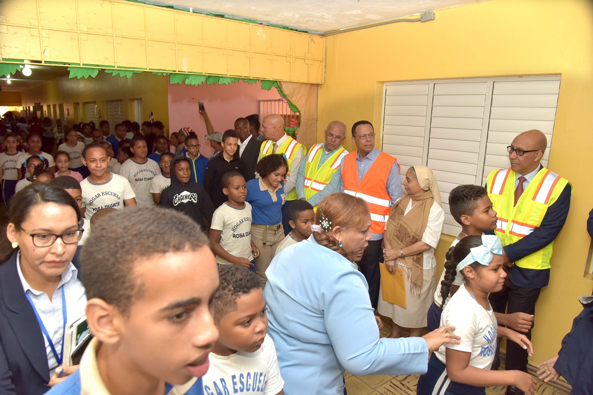  imagen Ministro Pe&ntilde;a Mirabal con estudiantes durante el simulacro 