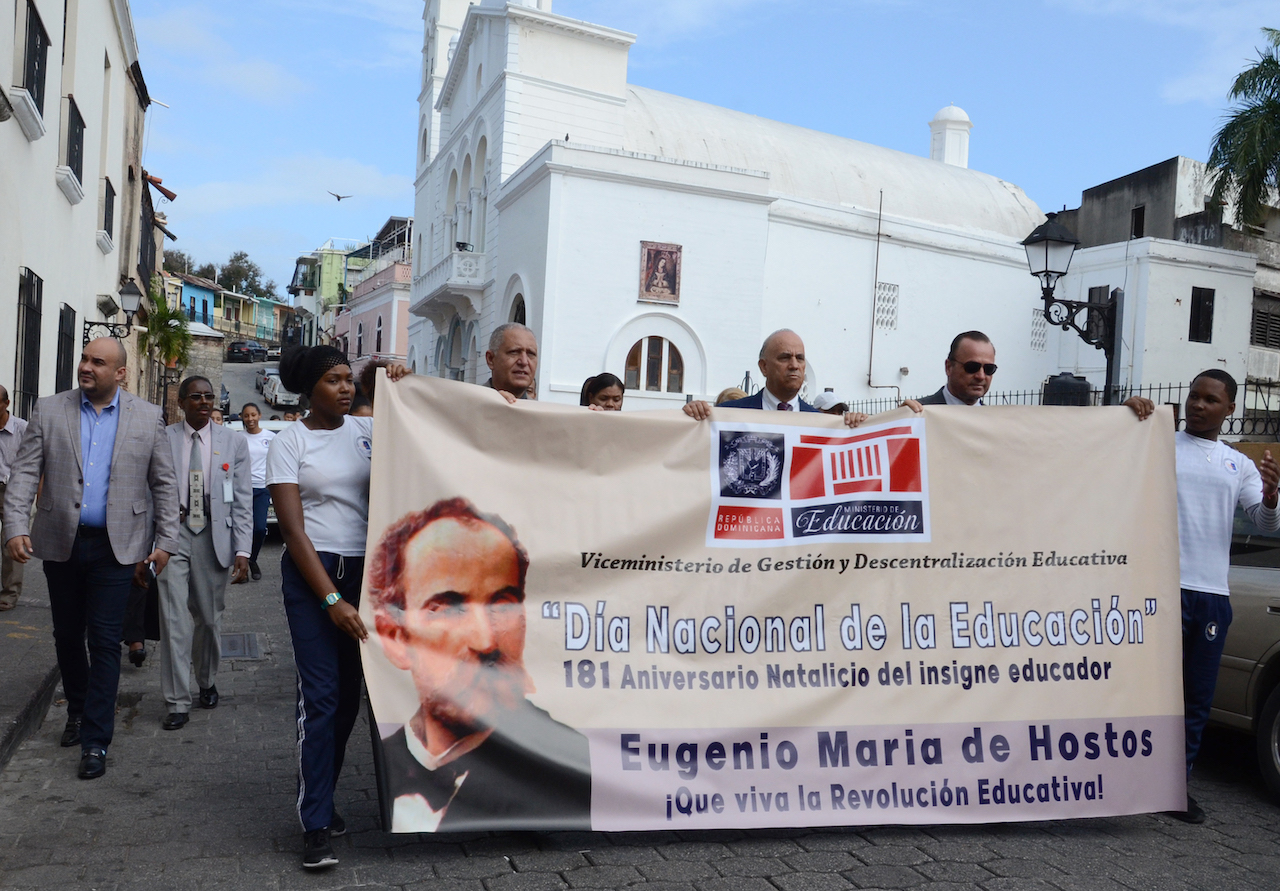  imagen Henry Santos, director del Gabinete del Minerd; Jorge Luis Moronta, director Administrativo, viceministro de Educaci&oacute;n, Luis de Le&oacute;n y Sara Mer&aacute;n, directora de Cultura. 