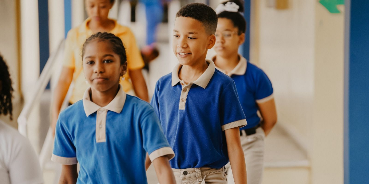  imagen Fotos de estudiantes sonriendo sentados en el recreo 