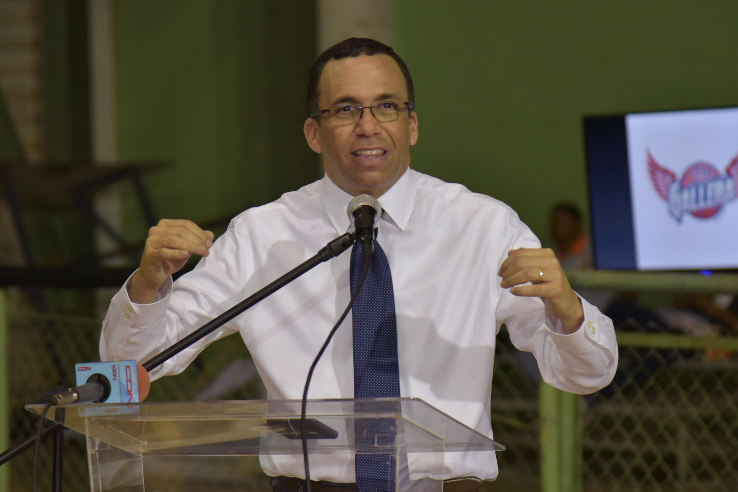  imagen Ministro Andr&eacute;s Navarro de pie sosteniendo bal&oacute;n de basketbal junto a estudiantes y representantes de la Asociaci&oacute;n de Baloncesto de S&aacute;nchez Ram&iacute;rez
&nbsp; 