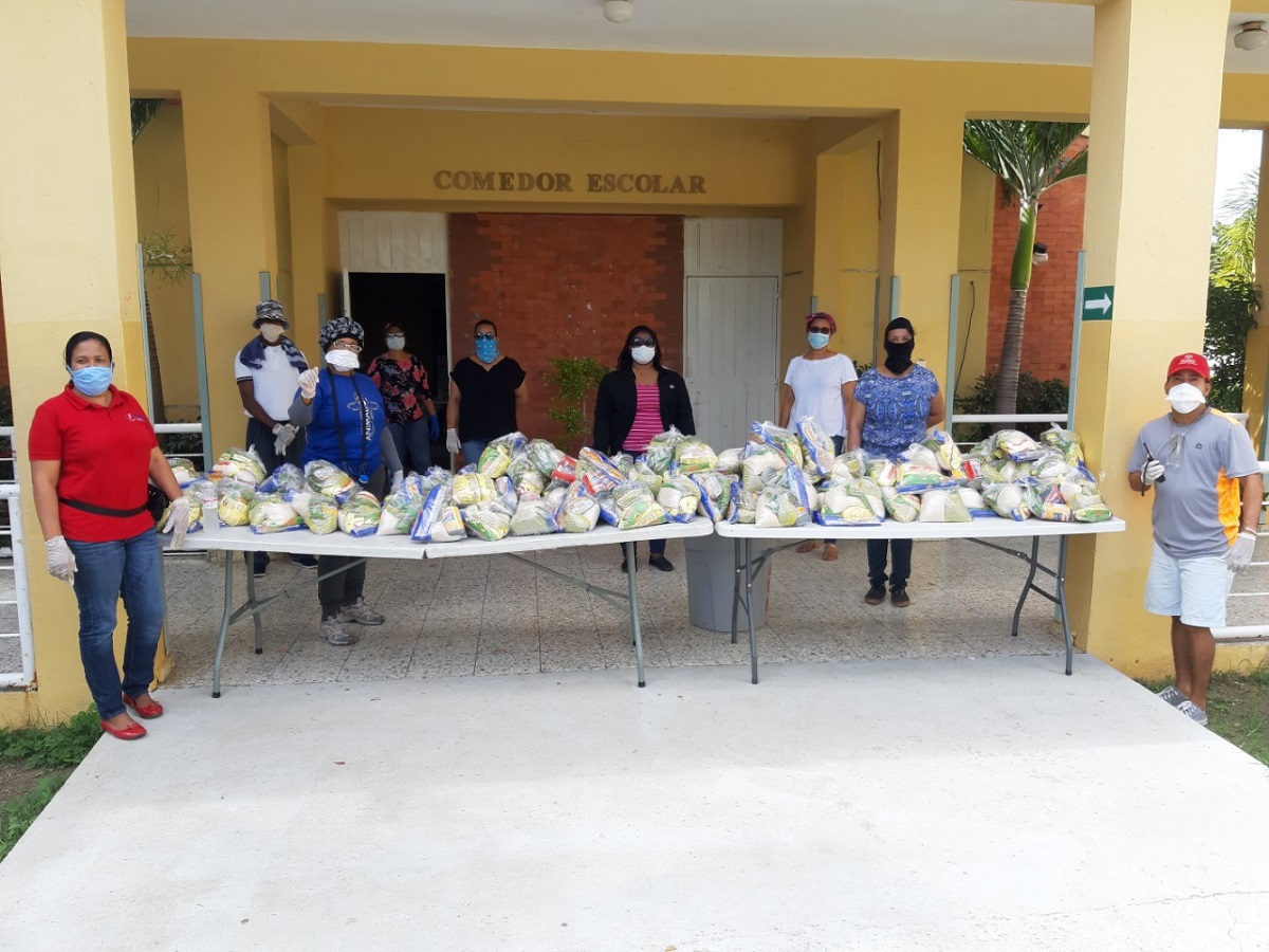  imagen Personal del MINERD entrega las ayudas 