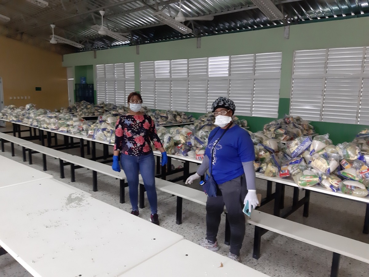  imagen Personal del MINERD entrega las ayudas 