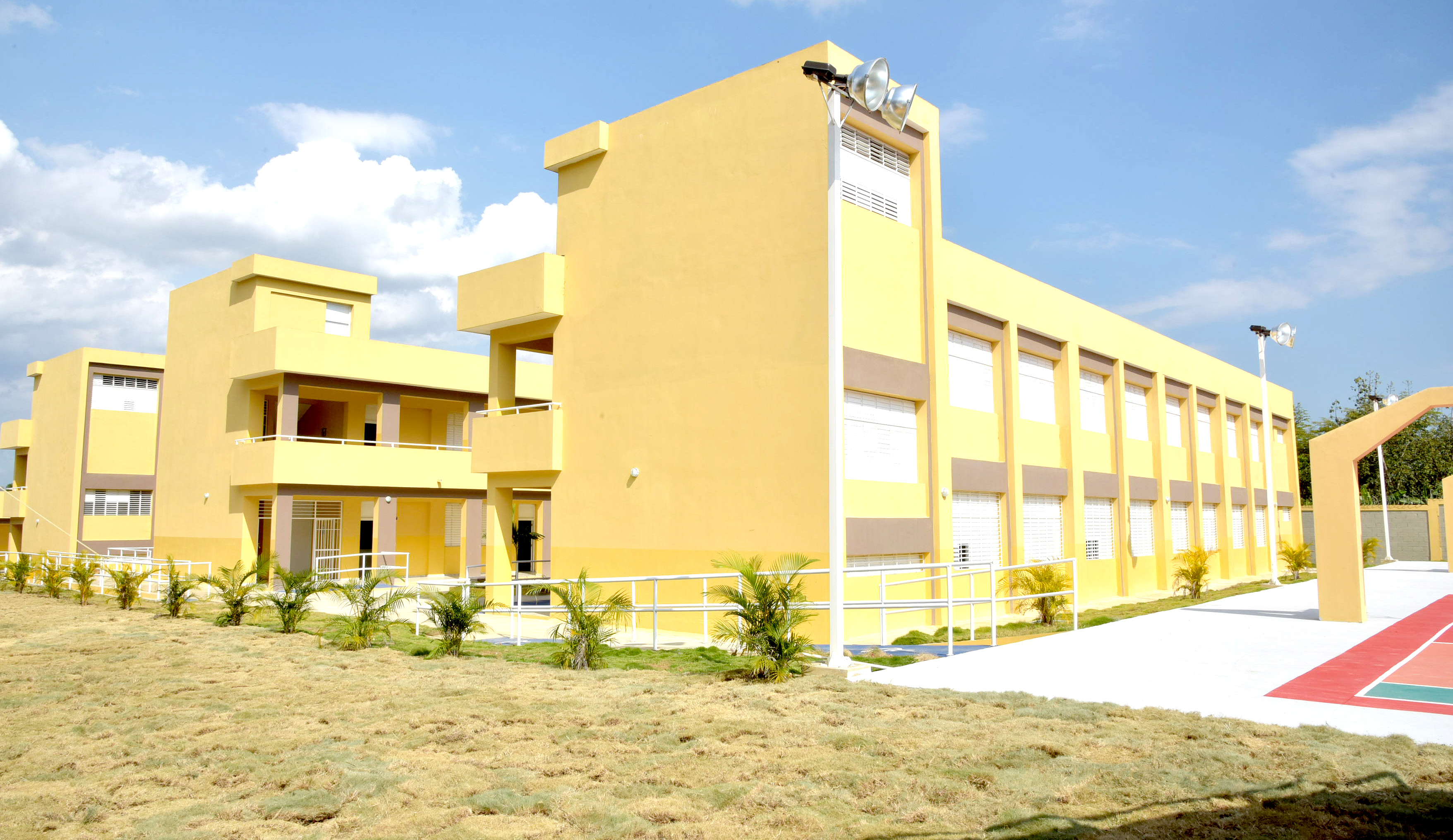  imagen Presidente Danilo Medina de pie cortando cinta junto a Ministro Antonio Pe&ntilde;a Mirabal y dem&aacute;s autoridades educativas&nbsp; en acto inaugural&nbsp; 