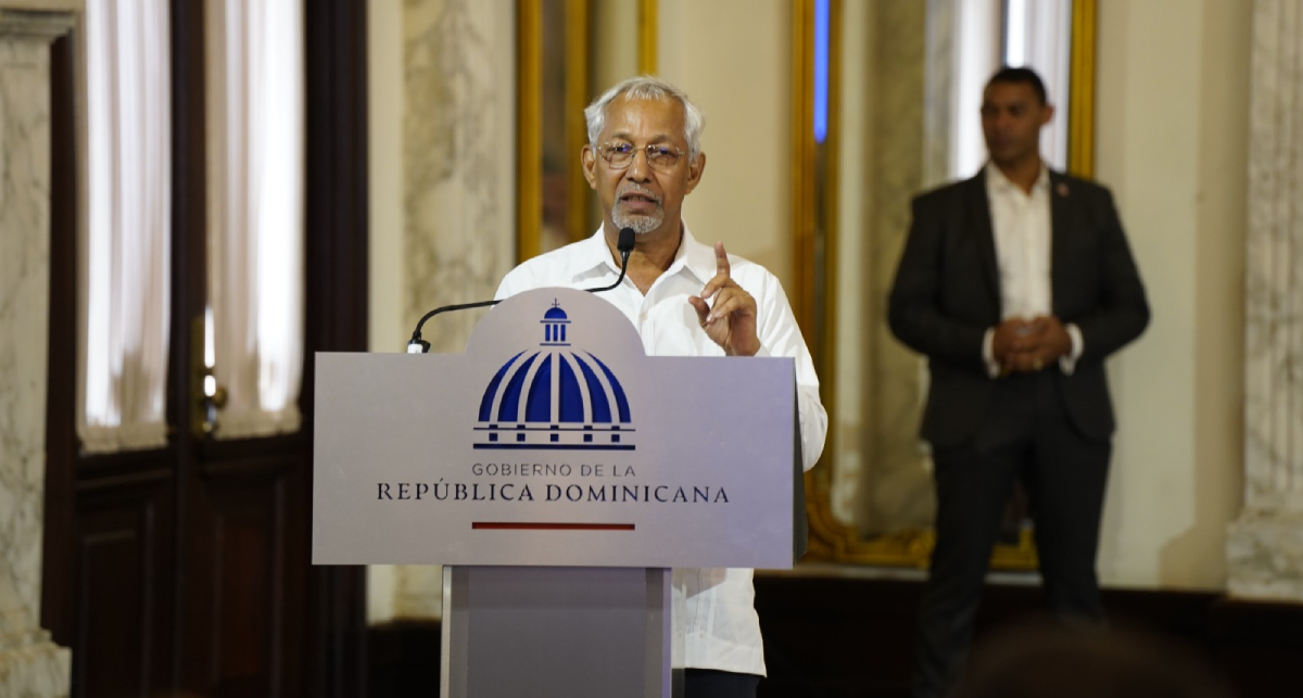 imagen Presidente de la Rep&uacute;blica Dominicana, Luis Abinader, ministro de Educaci&oacute;n, &Aacute;ngel Hern&aacute;ndez y&nbsp; Ancell Schecker, viceministra de Asuntos T&eacute;cnicos y Pedag&oacute;gicos encabezan acto. 