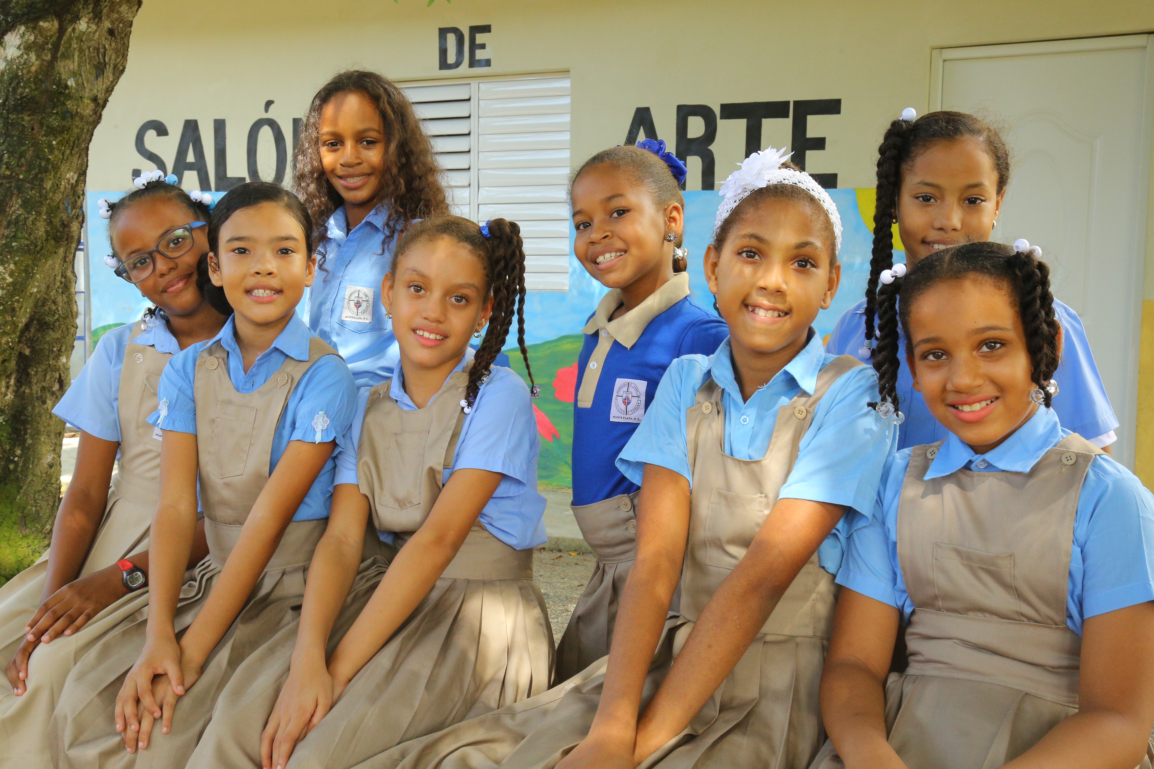  imagen Presidente Danilo Medina de pie junto a Ministro Andr&eacute;s Navarro y dem&aacute;s autoridades educativas cortando cinta dejando inaugurado tres planteles educativos 