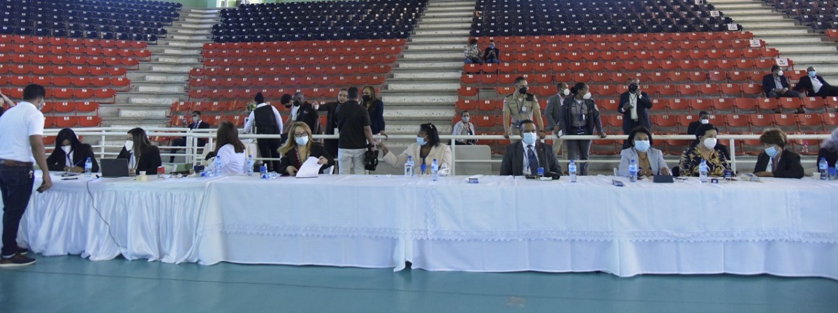  imagen La doctora Milagros Ortiz Bosch, directora de &Eacute;tica gubernamental y miembro de la Mesa de Veedur&iacute;a, quien asisti&oacute; al proceso de recepci&oacute;n de ofertas para la adquisici&oacute;n de dispositivos, calific&oacute; el proceso como correcto y oportuno, destac&oacute; la participaci&oacute;n que se ha dado a los observadores y el acceso que estos han tenido a cada uno de los pasos agotados durante la jornada.&nbsp;
&nbsp; 