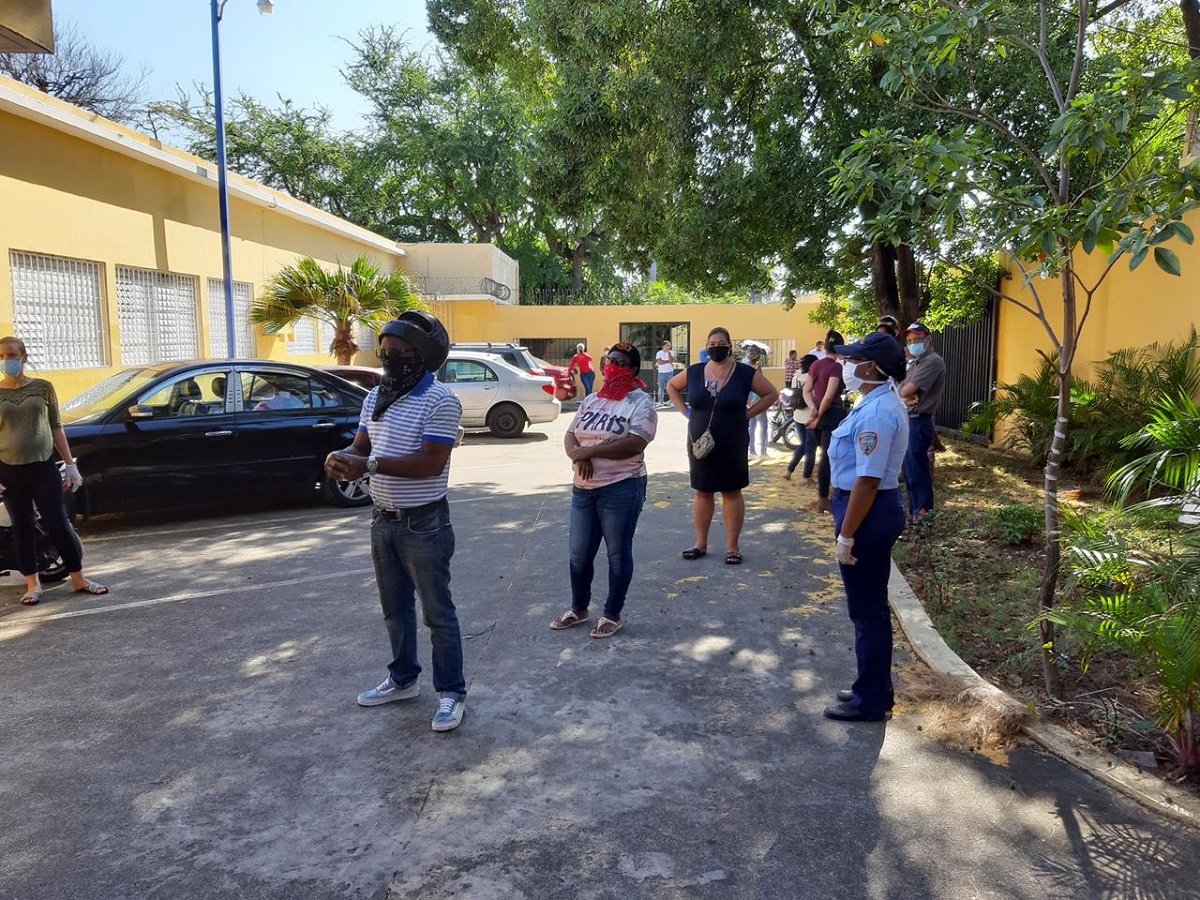  imagen Padres de estudiantes recibiendo la ayuda de comida ofrecida por el ministerio 
