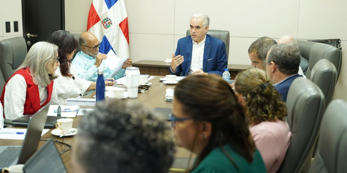  imagen ministro de Educaci&oacute;n, Luis Miguel De Camps sentando en el salon Ercilia Pepin junto a demas entidades 