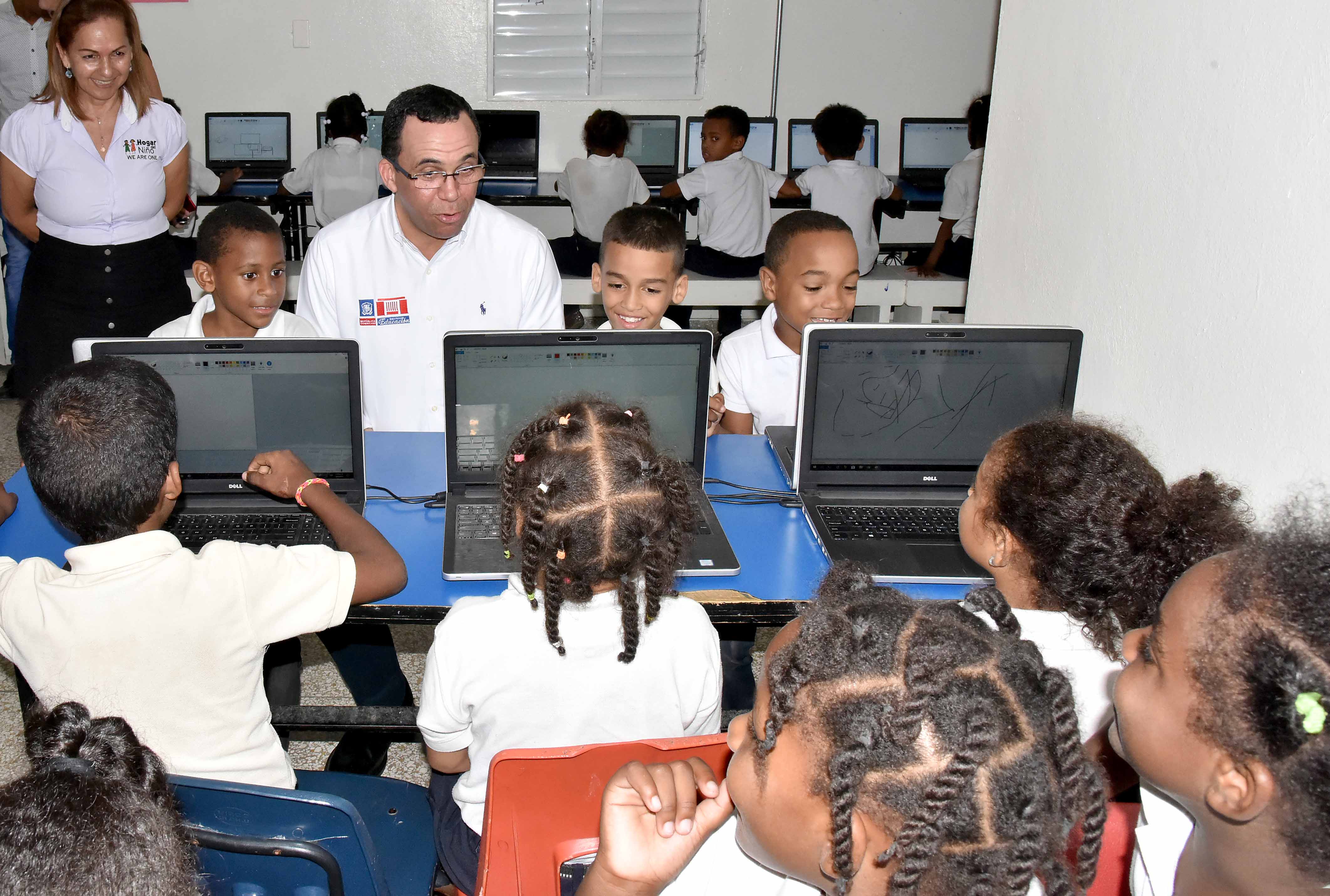  imagen Ministro Andr&eacute;s Navarro soriendo mientras carga a ni&ntilde;o rodeado por miembros del Patronato Ben&eacute;fico Oriental. 