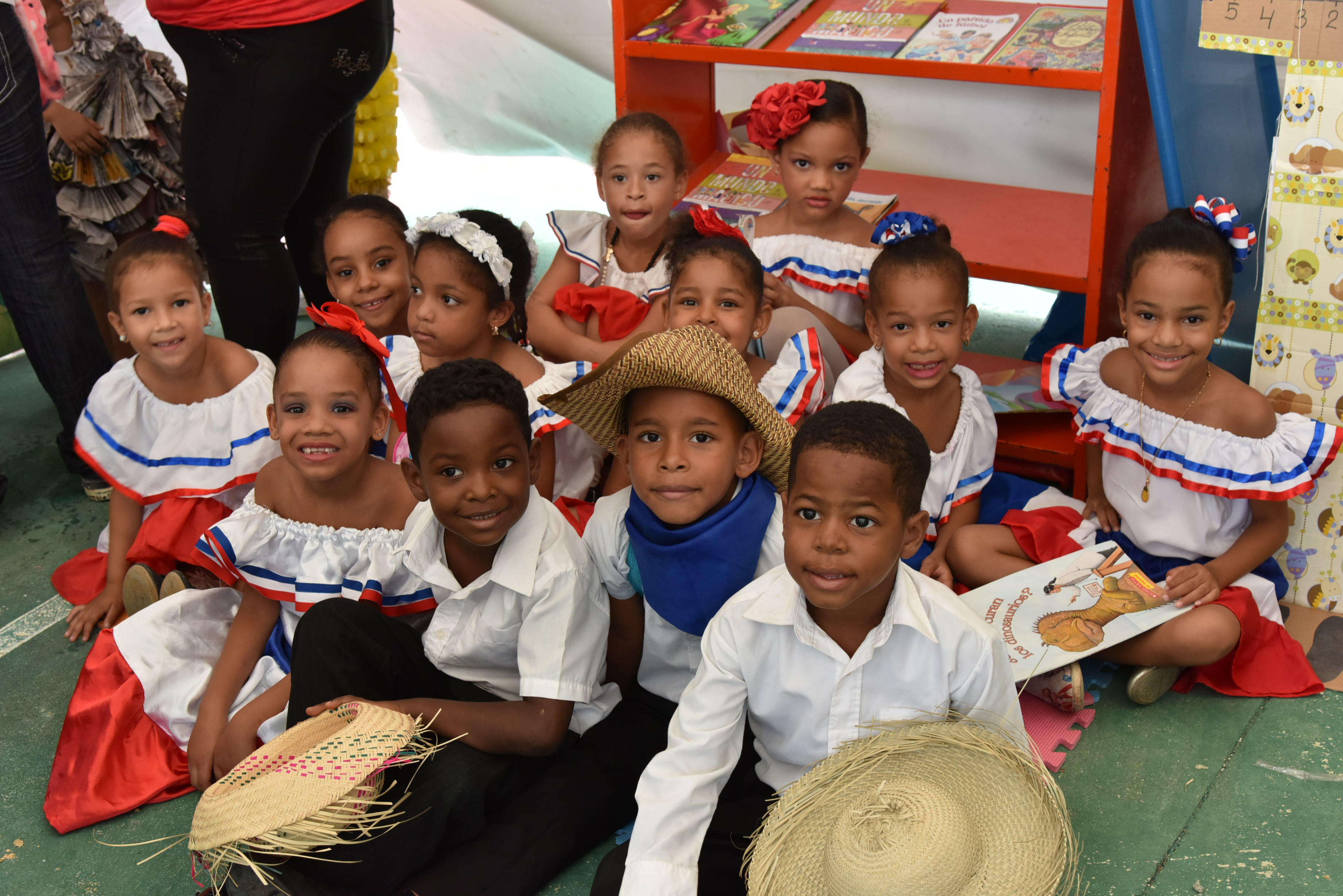  imagen Grupo de estudiantes porristas durante una de sus presentaciones. 